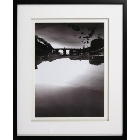 Картина в черной рамке