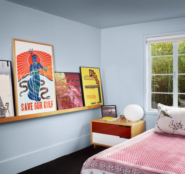 Интерьер комнаты с постерами