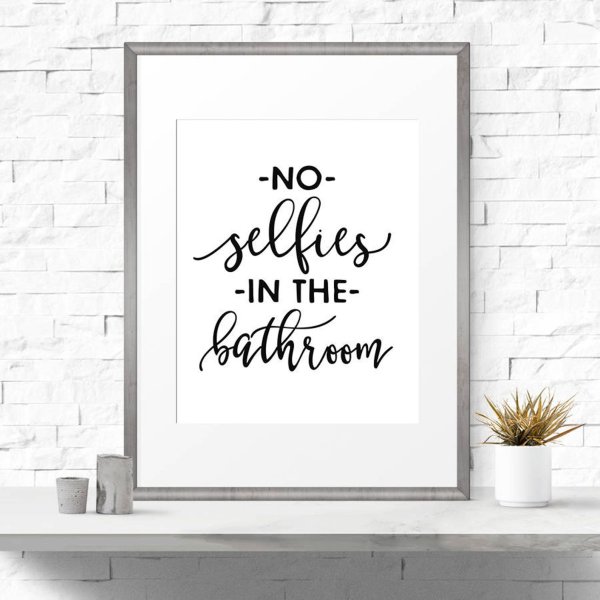 Надпись no selfie in the Bathroom