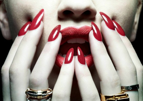 Маникюр крупным планом Постер