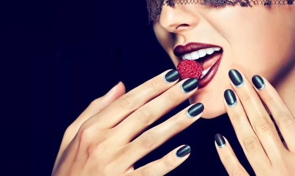 Модель с красивыми ногтями