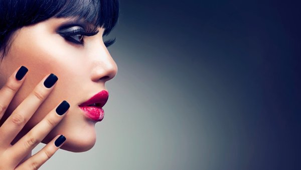 Девушка с маникюром