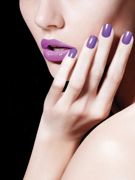 Девушка с красными ногтями