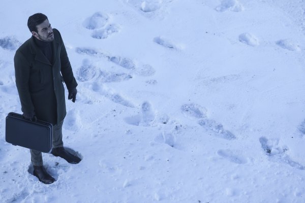 Марио Касас невидимый гость