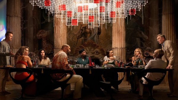 Glass onion: a Knives out Mystery