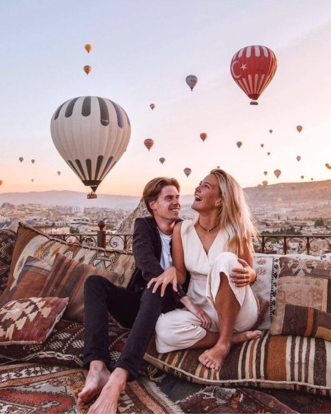 Силуэт пары на фоне сердца