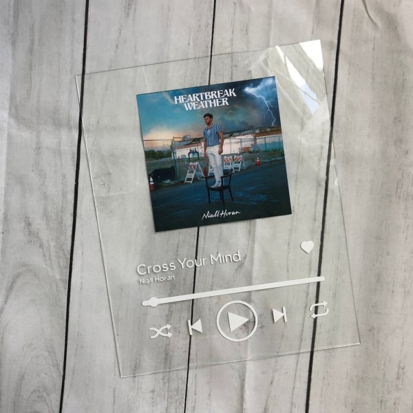 Постер с музыкой на стекле