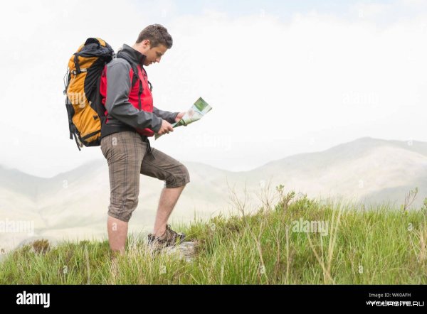 Человек с рюкзаком вид сбоку