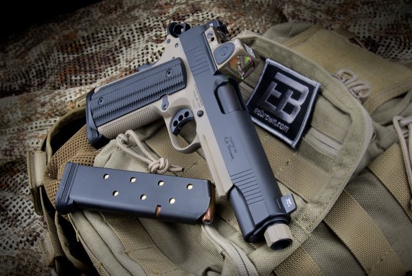 Девушка с осьминогом во рту