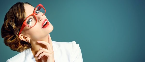 Девушка в очках реклама