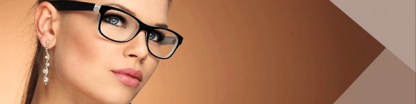 Девушка в очках оптика