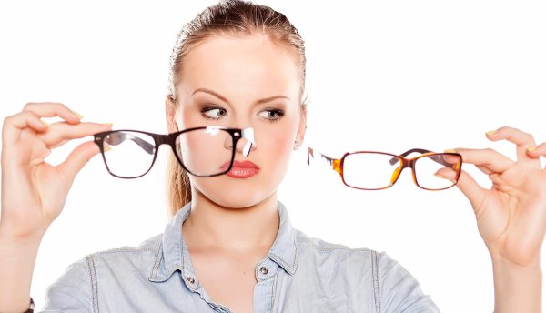 Девушка выбирает очки