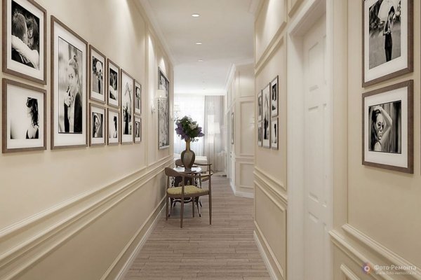 Коридор с молдингами на стенах