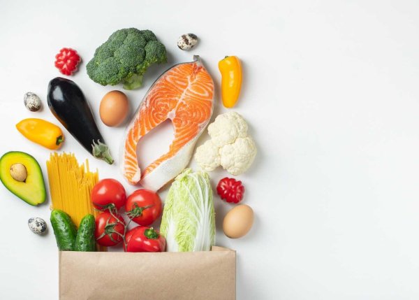 Продукты на белом сверху