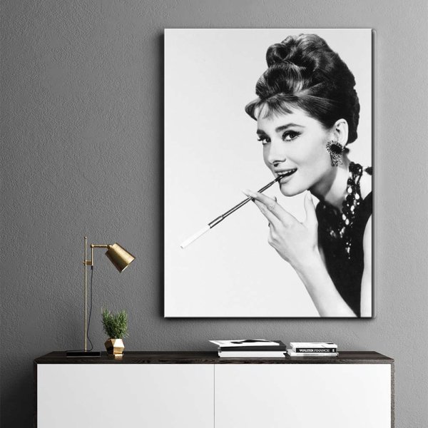 Одри Хепберн курит