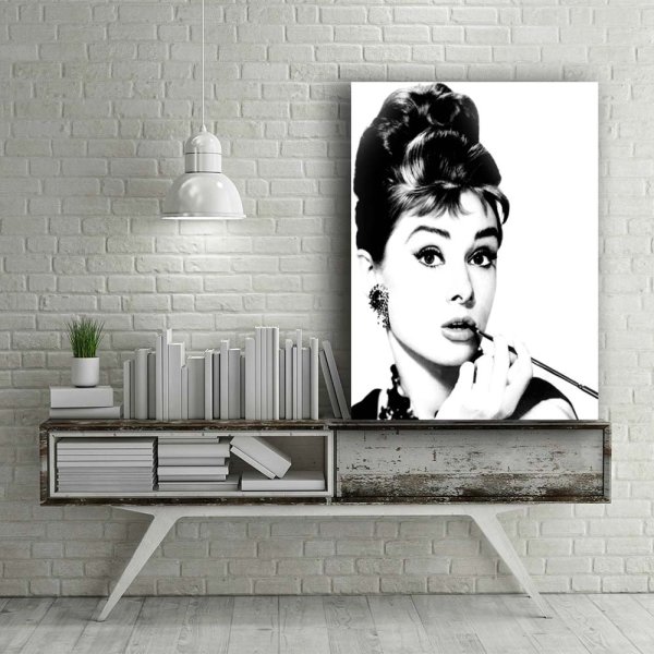 Портрет Одри Хепберн черно белый