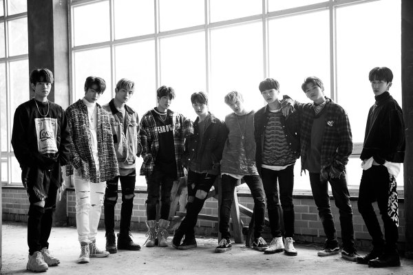 Группа Stray Kids