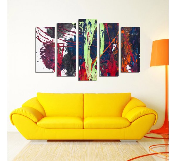 Яркий диван в интерьере