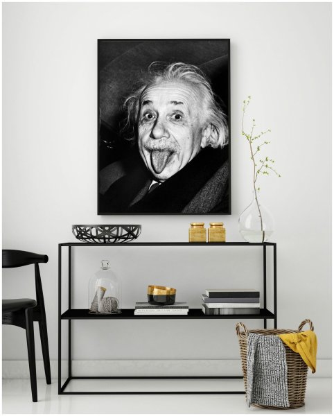 Портрет Эйнштейна на стене