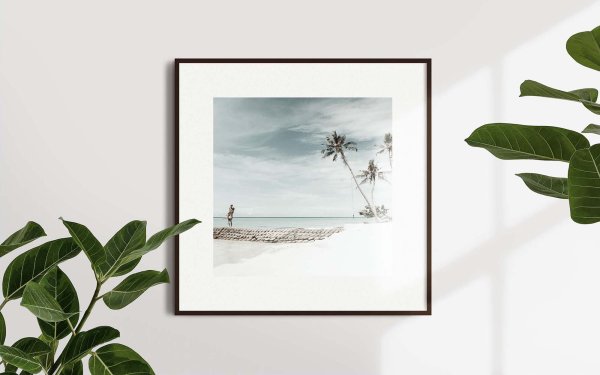 Квадратная картина в рамке на стене