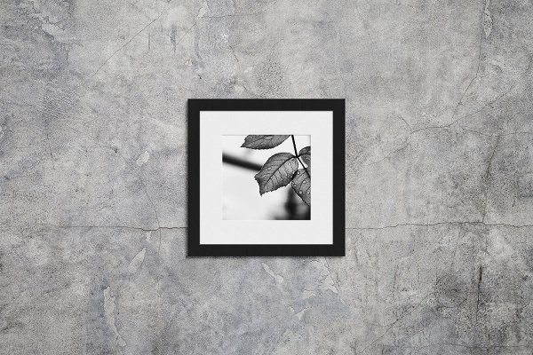 Квадратная картина на стене