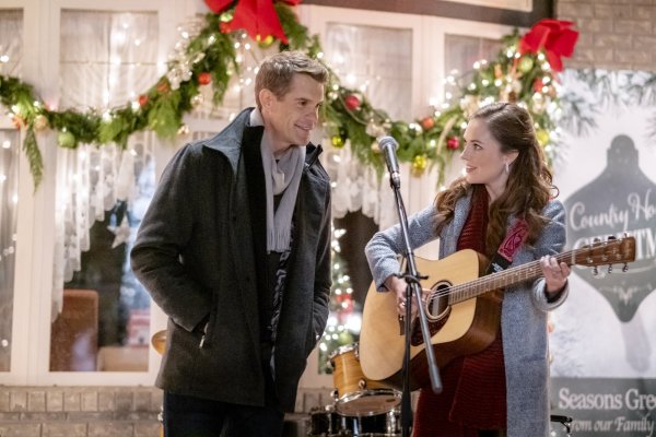 Пара на праздники фильм 2020 Эмма Робертс