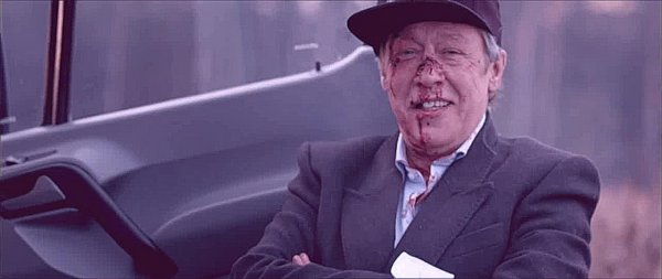 Веселая компания за столом