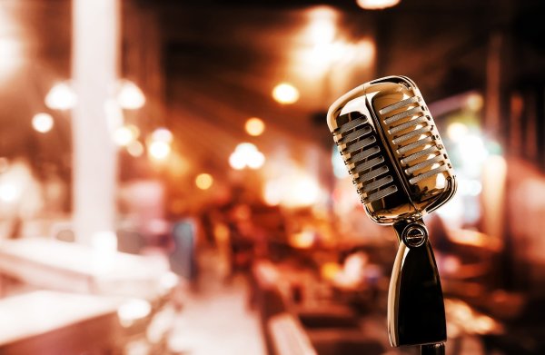 Микрофон на красивом фоне