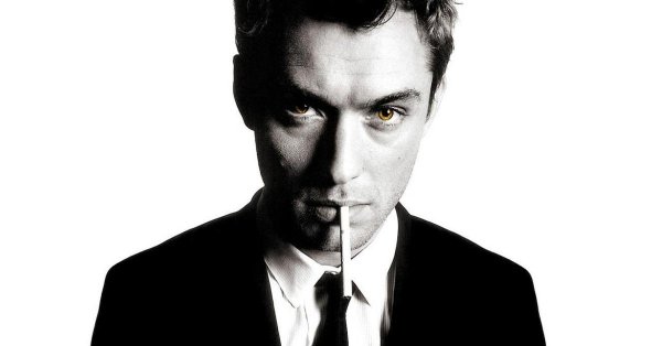 Джуд Лоу с бокалом