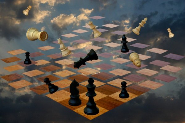 Шахматная доска на белом фоне