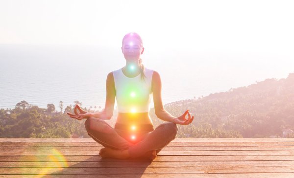 Девушка медитирует