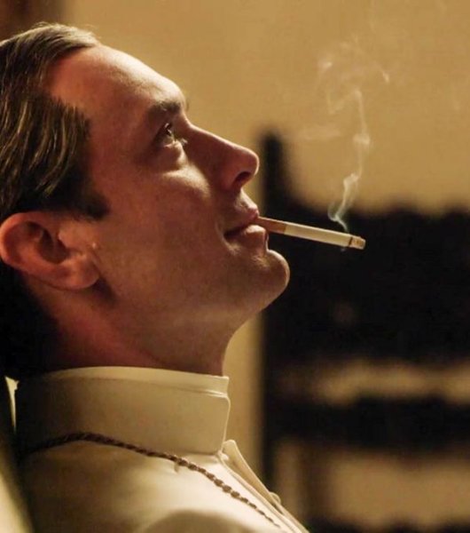 Джуд Лоу молодой папа курит