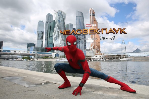 Человек-паук Возвращение домой Постер