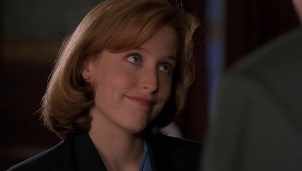 Скалли Милано курит