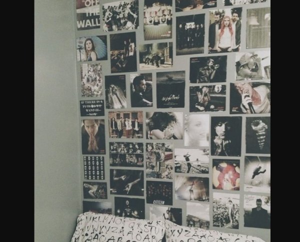 Комната с постерами на стенах