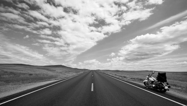 Дорога в даль и мотоцикл