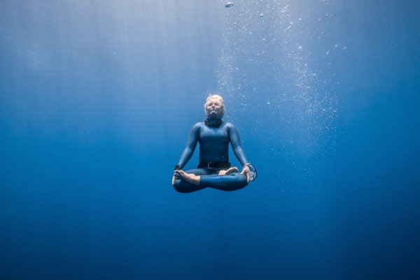 Погружение человека в воду