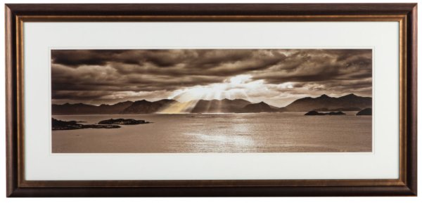 Картина в коричневой рамке