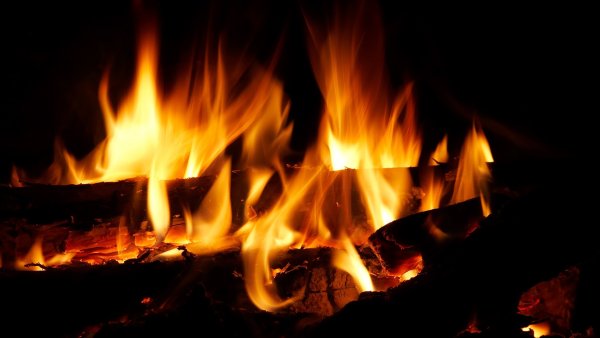 Камин на черном фоне