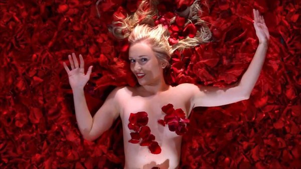 Мина Сувари в фильме красота по американски