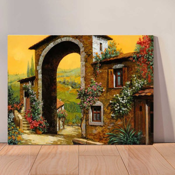 Картины на желтой стене в Италии