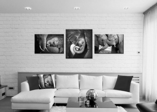 Пустой холст на стене