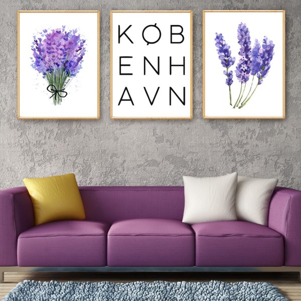 Постер на сиреневой стене