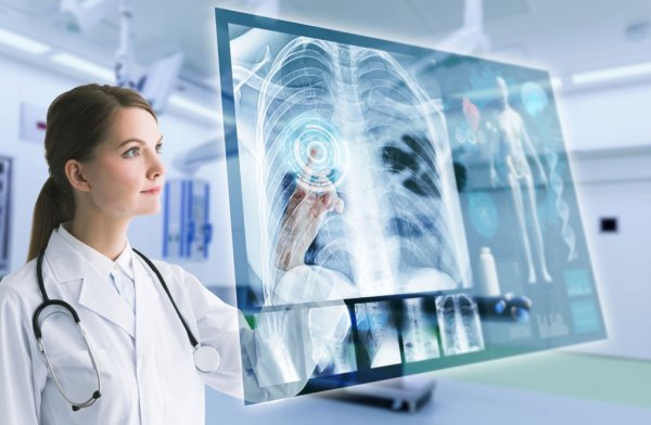 Врач с рентгеновским снимком