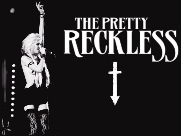 Тейлор Момсен показывает козу