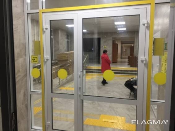 Желтые круги на стеклянных дверях