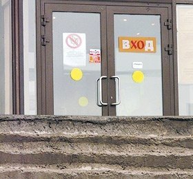 Наклейка для слепых на стеклянную дверь