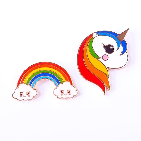 Листы для оформления раскрашены радугой