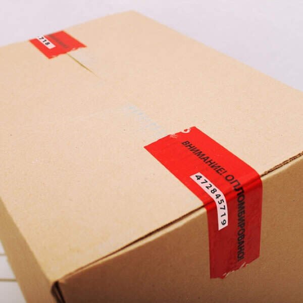 Коробка с красным скотчем