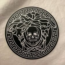 Версаче на капоте 2107